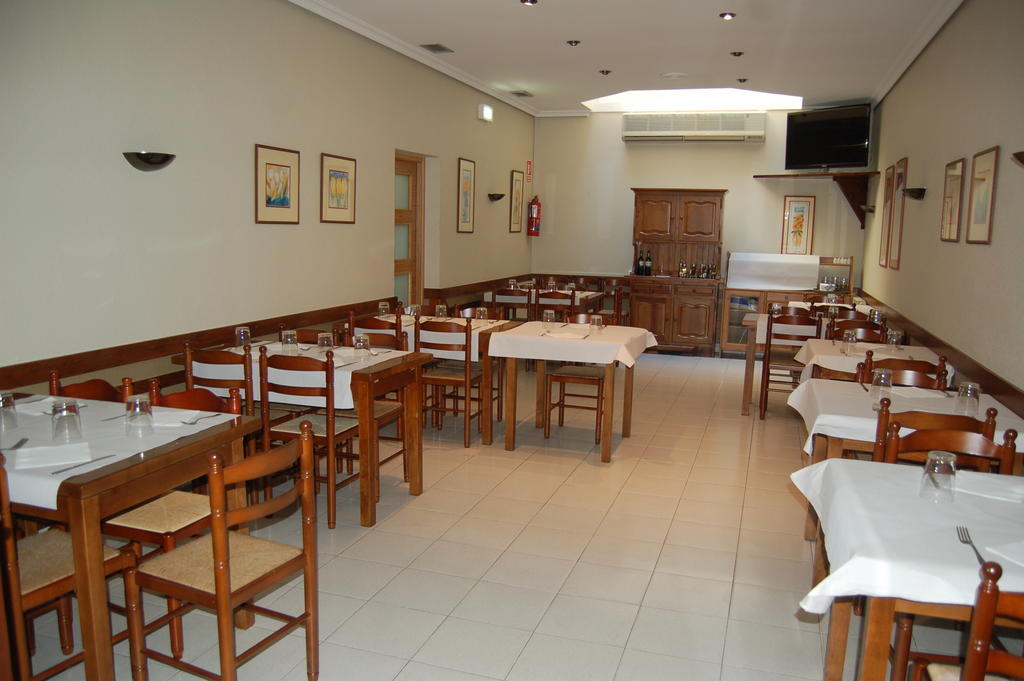Bar Pension Restaurante Bidasoa อีรุน ภายนอก รูปภาพ